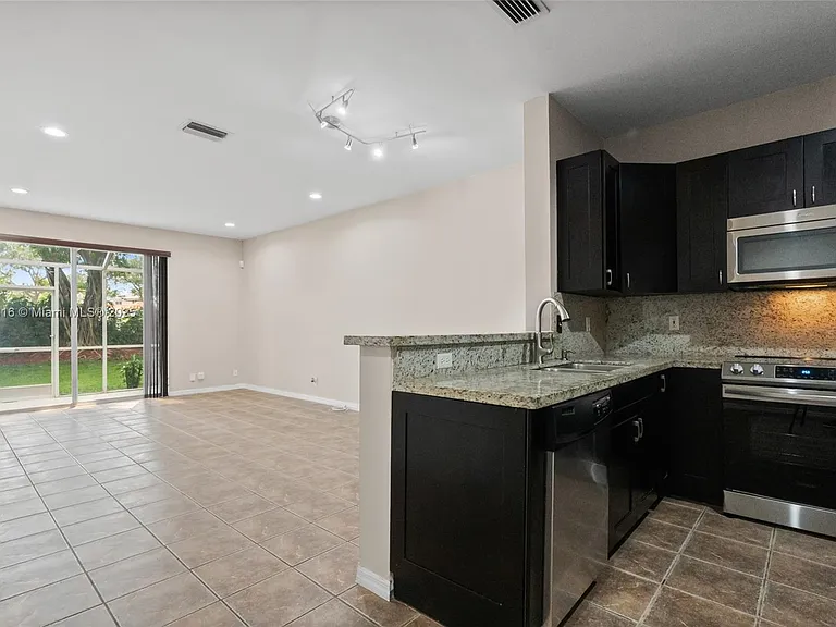 2082 Madeira Dr — Photo 2