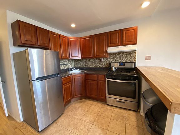 4th image of 318 Bond St APT 3
