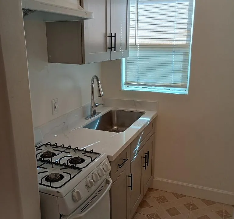301 N Sunshine Blvd #6