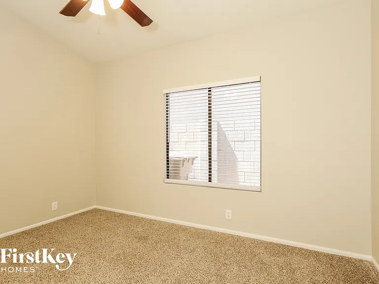 8764 W Laurel Ln — Photo 10