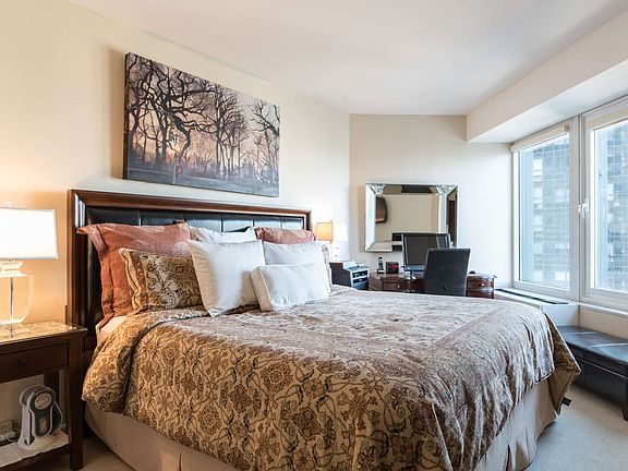 4th image of 150-156 W 56th St APT 4203