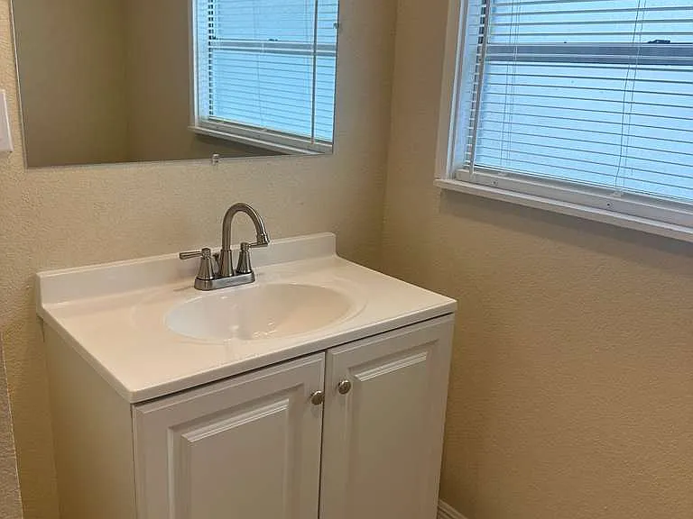 1915 Jersey Ave — Photo 11
