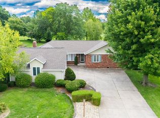 2 Winged Foot Dr, Pekin, IL 61554