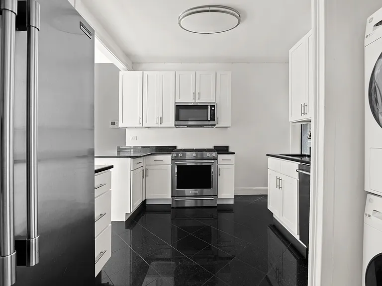 76 W 69th St #2N — Photo 4