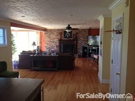 OPEN KITCHEN TO LIVING ROOM
						:
						LARGE OPEN FLOOR PLAN WITH NEW HARDWOOD FLOORS AND GIANT KICHEN
