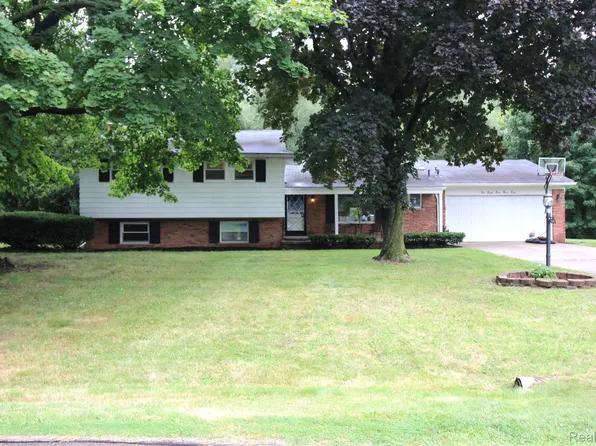 28838 Ravenwood St, Farmington Hills, MI 48334
