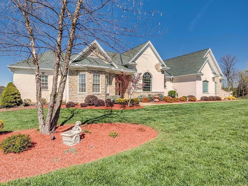 1st image of 32 Muirfield Dr