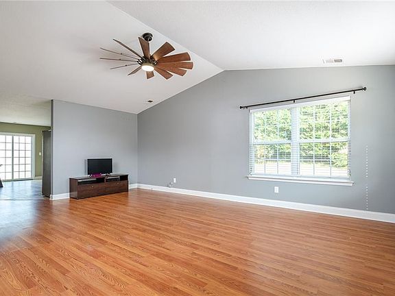 2nd image of 104 Bragg Dr