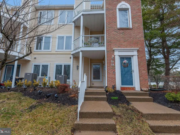 97 Joan Ct, Levittown, PA 19057