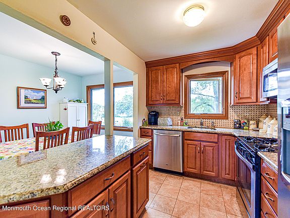 4th image of 14 Bryant Dr