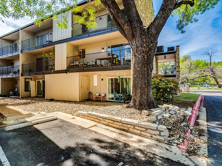 500 E Riverside Dr #206 — Photo 31