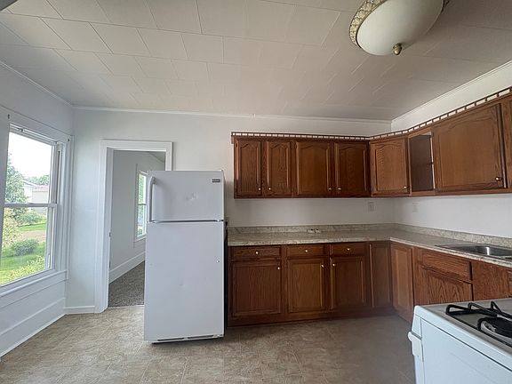 4th image of 302 Oak St