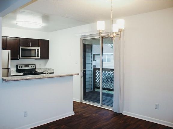 3rd image of 404 Oak Lake Way APT H