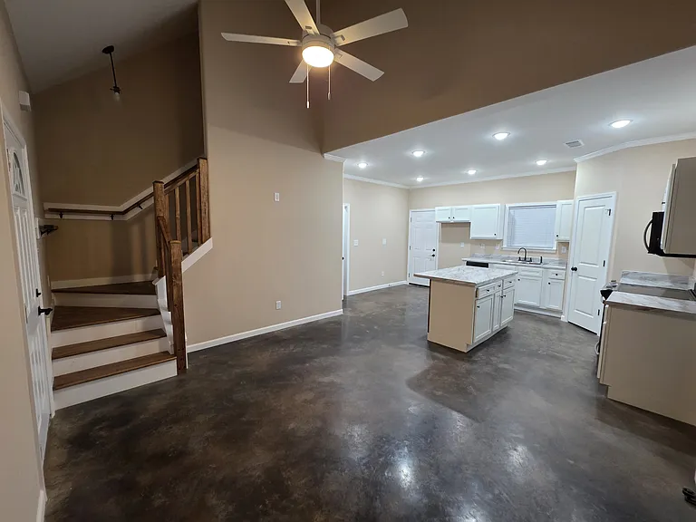 404 Camille St — Photo 2