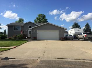 2041 Cedar Dr NE, Watertown, SD 57201