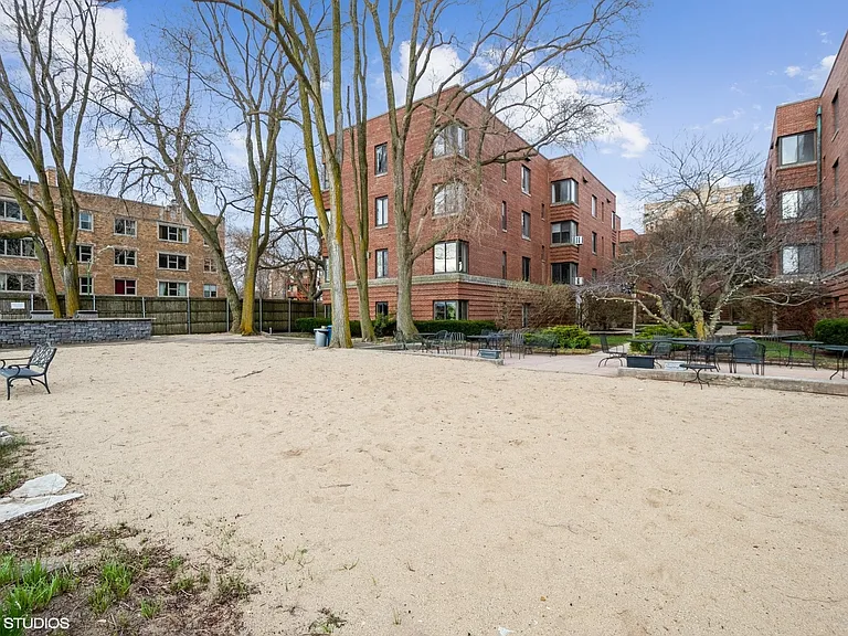 1224 W Chase Ave #1F — Photo 15