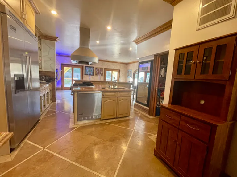 4266 Hillcrest Dr — Photo 8