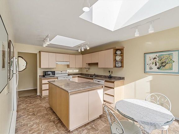 2nd image of 1095 Pepper Pl
