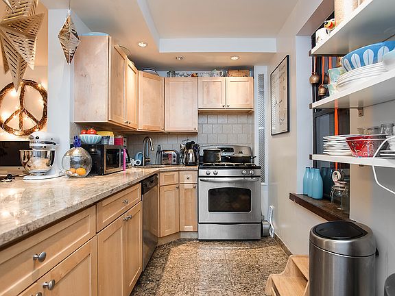 5th image of 310 E 12th St APT 1C
