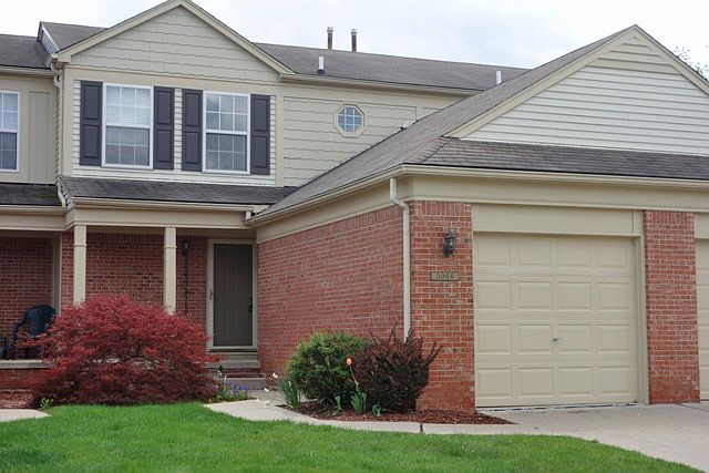 1st image of 3066 Village Cir N