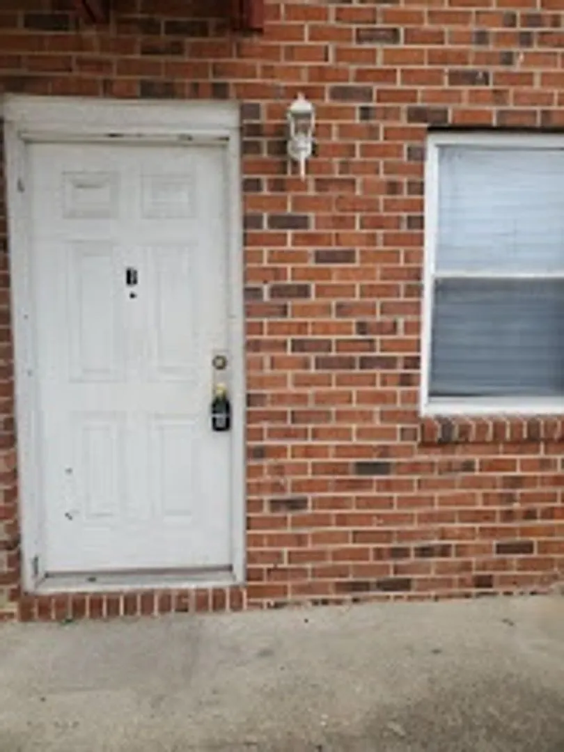 Spacious 2-Bedroom, 1-Bath Unit in Central Norfolk — Photo 1
