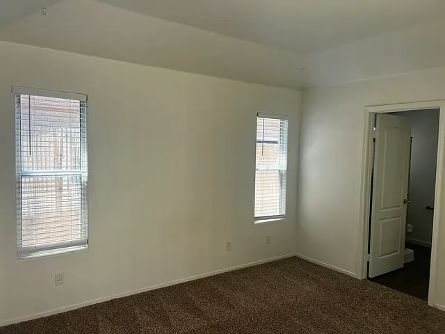 1049 E Manhattan Ave — Photo 15