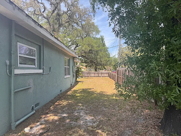 1713 E Chelsea St — Photo 26