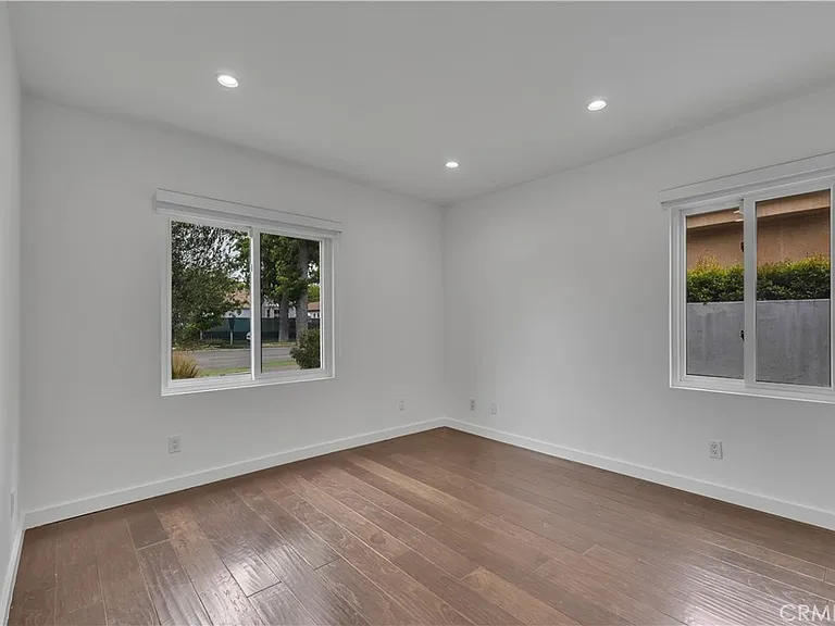 4925 Nagle Ave — Photo 23