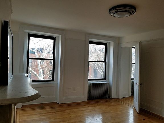 4th image of 34 Tompkins Pl APT 4