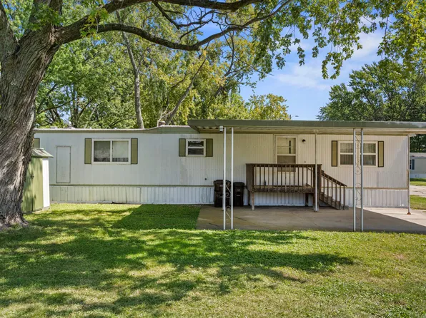 27 Coachman Dr, Monticello, IL 61856