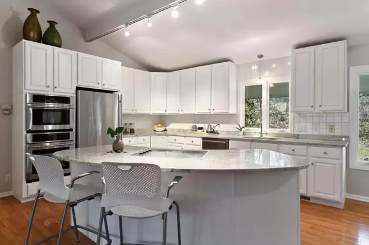 4 bed, 3700 sqft, $4,200 — Photo 4