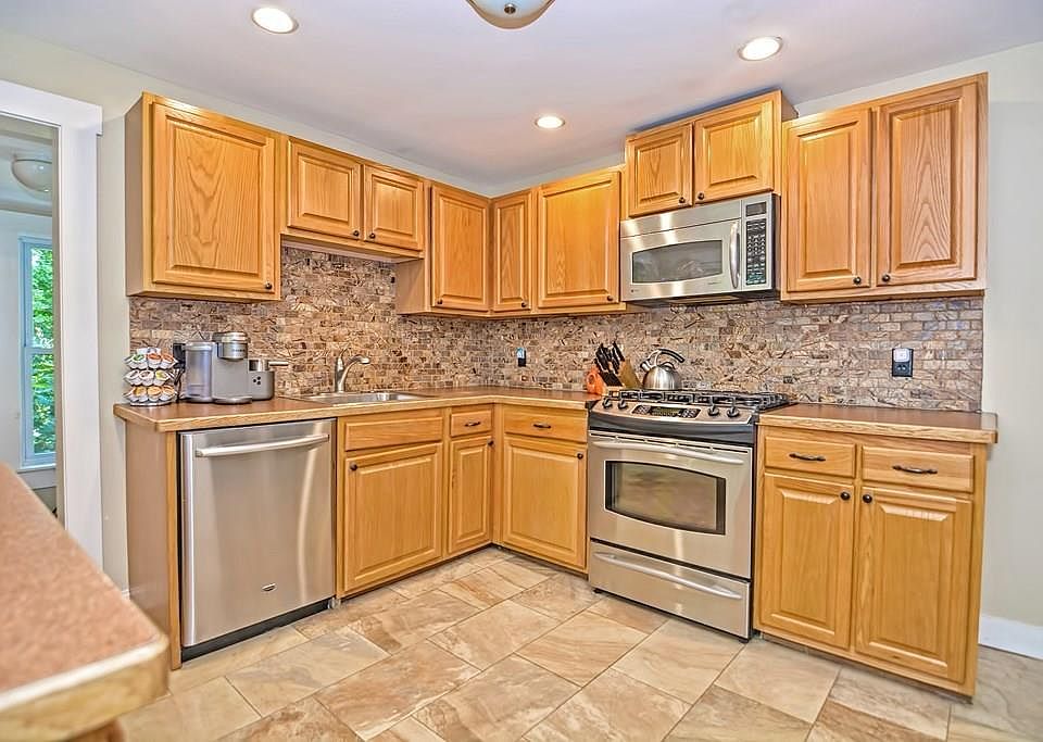 2 Pearl St, Ayer, MA 01432 | Zillow