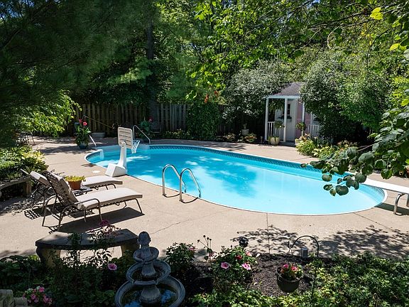 3rd image of 640 Sugarbush Dr