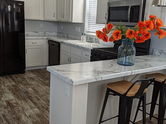 Open spacious kitchen, breakfast bar sitting