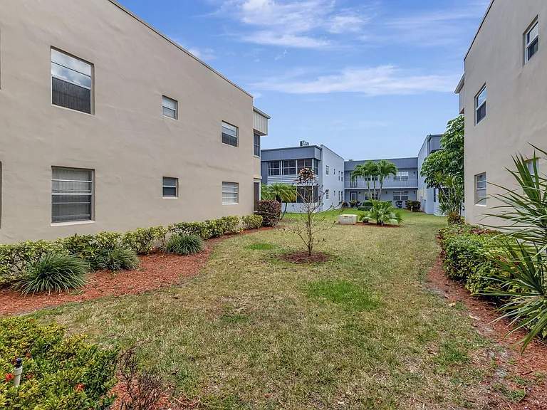 52 Burgundy Dr #B — Photo 40