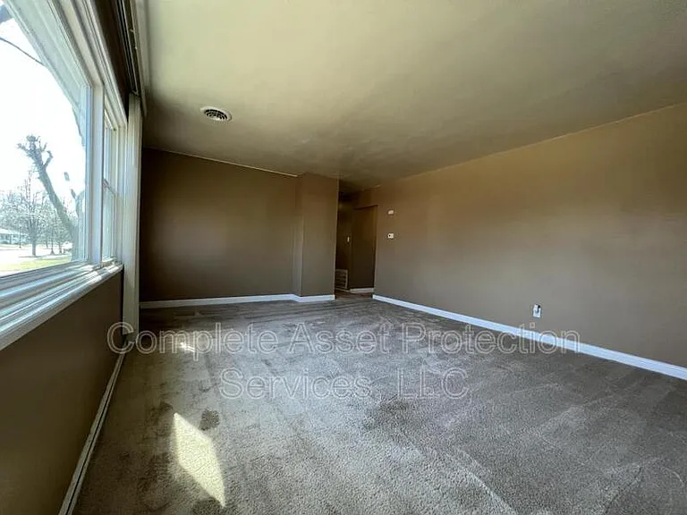 7728 Catalpa Ave — Photo 8