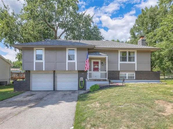 212 N Murphy Dr, Raymore, MO 64083