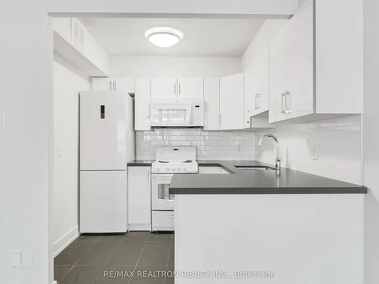 33 Isabella St #511 — Photo 5