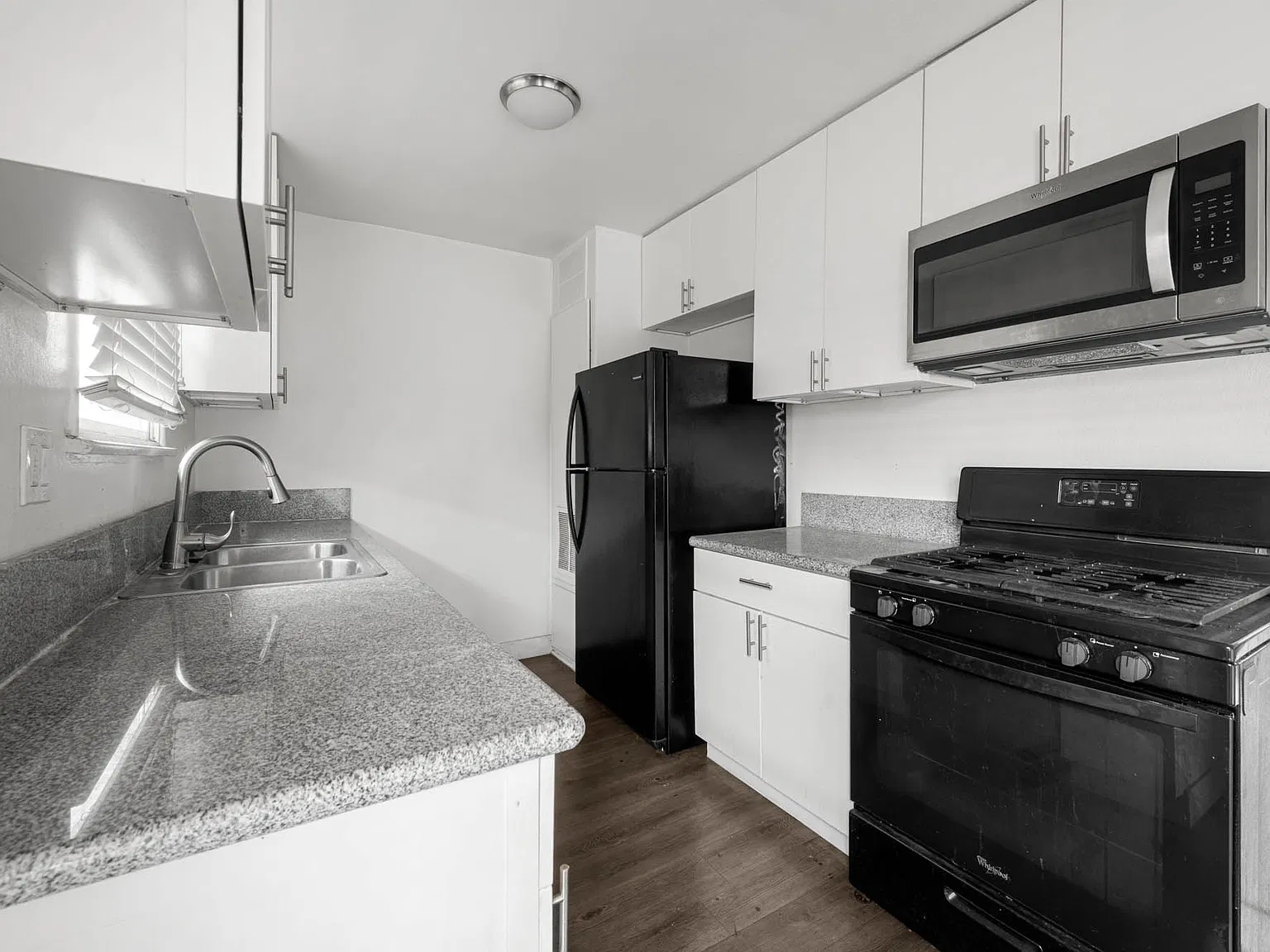 14630 Blythe St — Photo 2