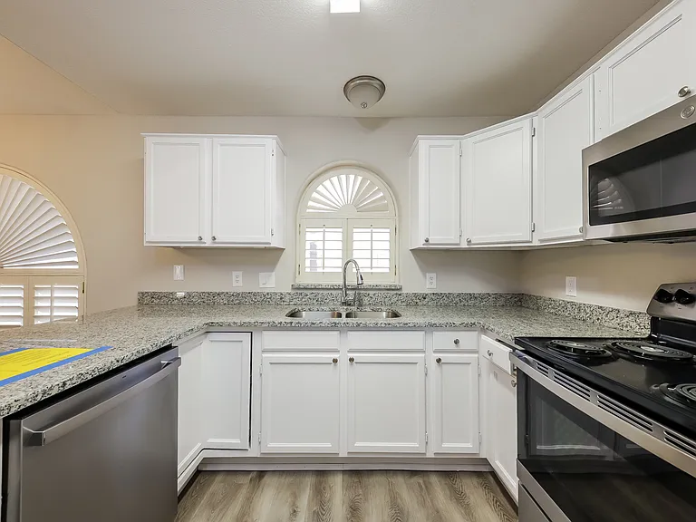 7549 W Kerry Ln — Photo 3