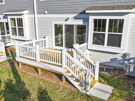 4th image of 752 Riverbank Dr #4-4