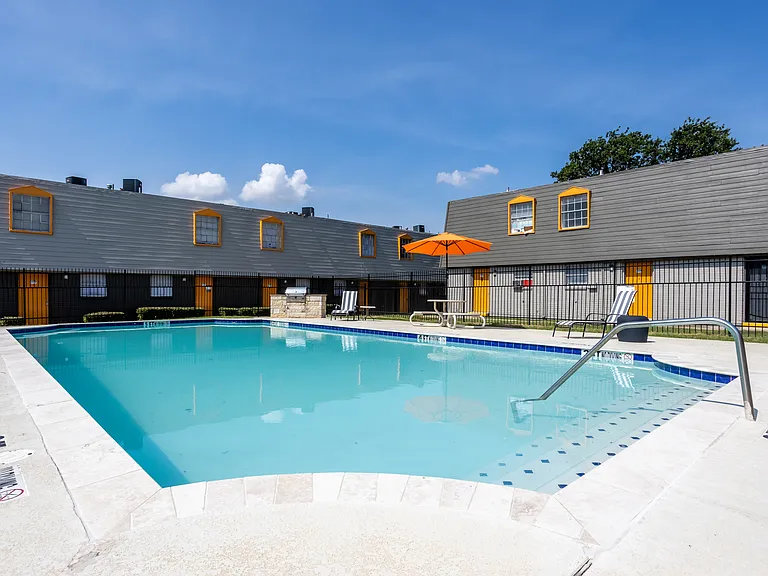 La Bella Apartments — Photo 31