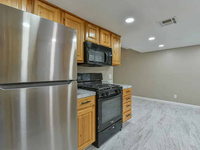 1141 Royal Crest Dr — Photo 16