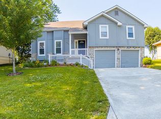 1750 NE Ridgeview Dr, Lees Summit, MO 64086