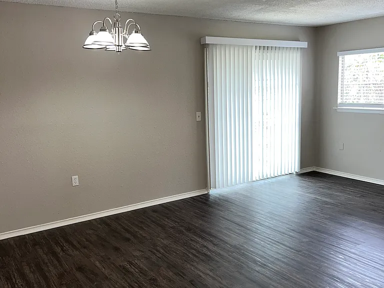 2911 Lakebriar St — Photo 3