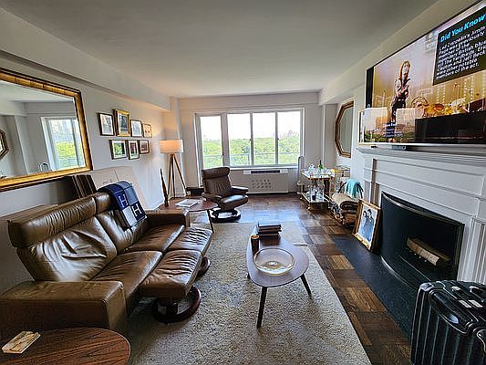 3rd image of 40 Central Park S #11D
