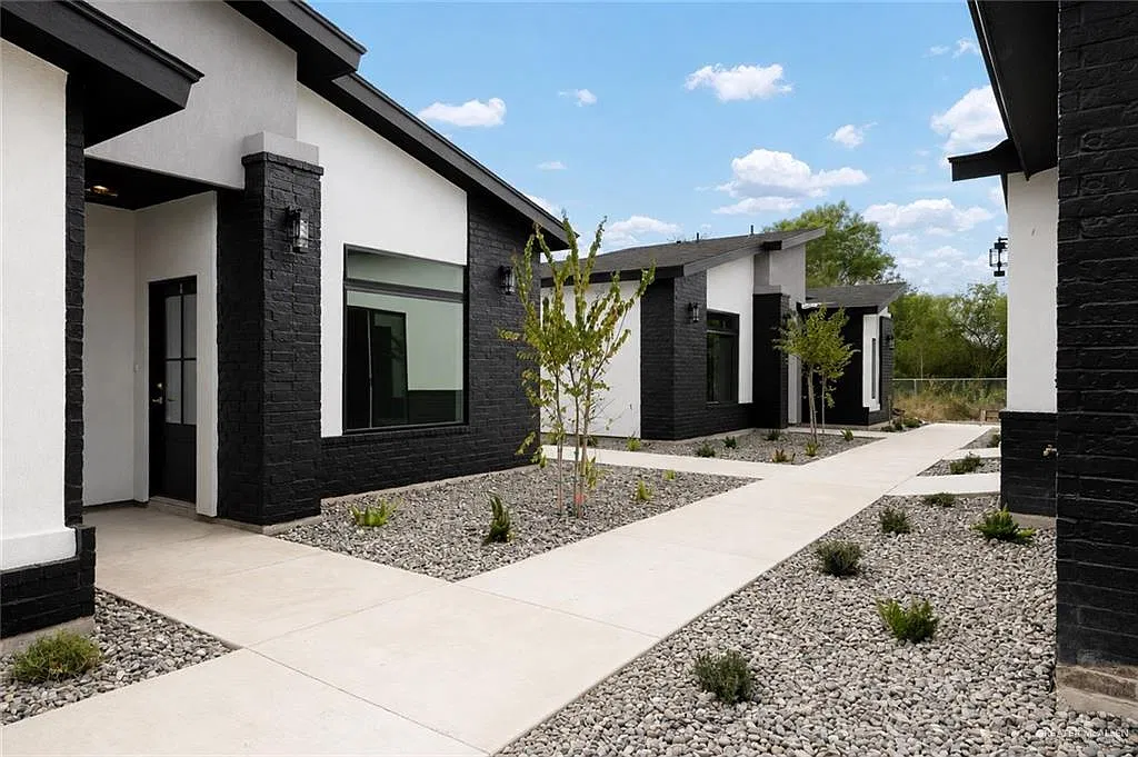 1202 N Loop 499 — Photo 3