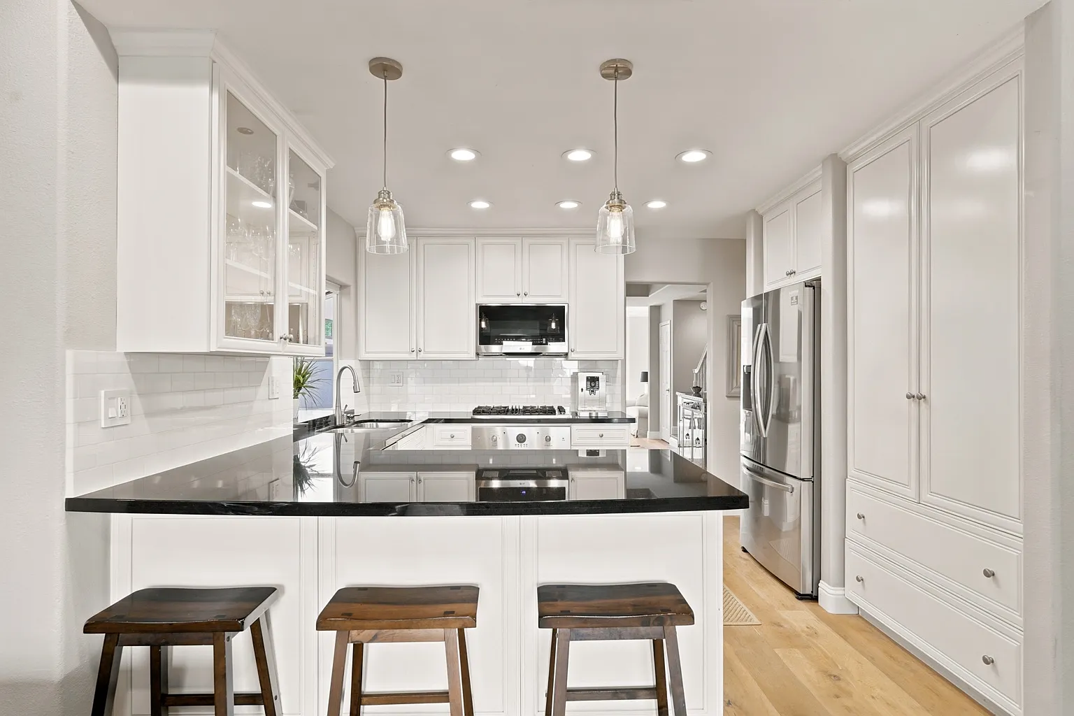 3 bed, 3.5 bath, 2556 sqft, $7,295 — Photo 4