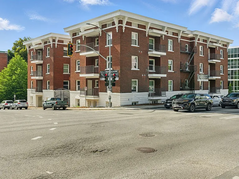 Cambridge Court Apartments — Photo 18