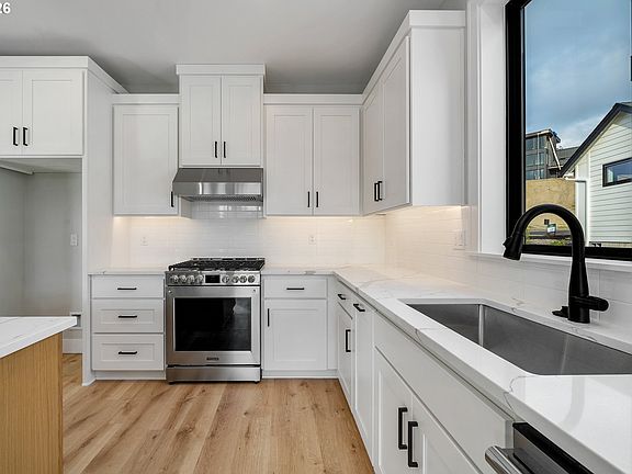 5th image of 496 Meadows Dr
